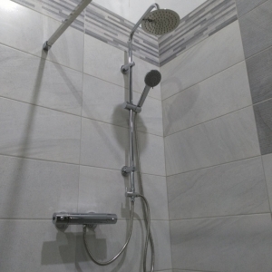Sprchový set termostatický so slim hlavovou sprchou a ručnou sprchou